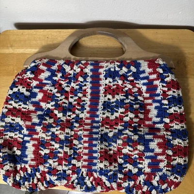 Bolsa boho vintage anos 70 cabo de madeira crochê grande variada vermelha azul branca forrada - Imagem 1 de 4