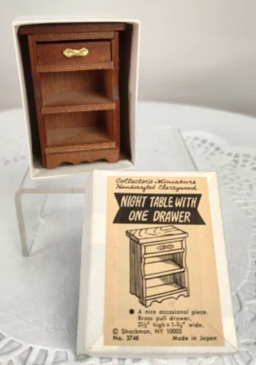 Mini mesa de noche de madera de cerezo artesanal para casa de muñecas Shackman de colección con dibujo Foto 1 de 4