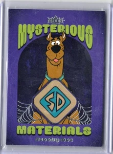 2025 Fleer Scooby-Doo Mysterious Materials Scooby Swatch Medallion Relic #MY-8 - Imagen 1 de 1