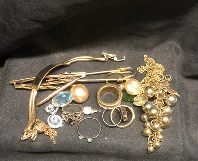 Lot de Bijoux Ancien En Plaqué or et Métal Doré Bijoux Vintage - Immagine 1 di 4