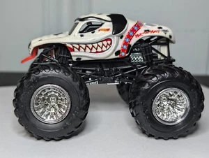 Hot Wheels Monster Jam Monster Mutt Monster Truck 1:64 Mattel Dalmation - Bild 1 von 11