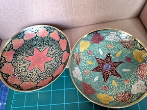 De colección. Juego de 2 platos de baratija con pedestal de 6" de latón esmaltado estrella y flores India - Imagen 1 de 6
