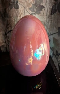 "Escultura de huevo de cerámica de cerámica de cerámica de mediados de siglo MCM rosa iridiscente de 7"" de alto" - Imagen 1 de 10