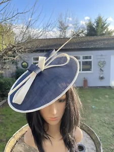 NAVY AND IVORY DISC FASCINATOR WEDDING ASCOT HAT OCCASION FORMAL MOTHER OF BRIDE - Picture 1 of 3
