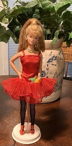 Midge Barbie Puppe rot lange Haare lockiger Pony rot niedrige Taille Kleid Reifen B20 - Bild 1 von 3