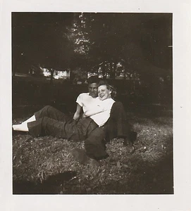 Fund Vintage Foto Frau und Mann kuscheln auf dem Rasen 670 - Bild 1 von 1