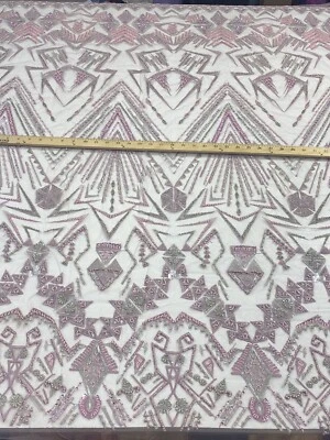 DISEÑOS GEOMÉTRICOS ROSA MULTICOLOR CON ENCAJE DE CUENTAS PESADAS-PROM-SE VENDE POR YARDA. Foto 1 de 4