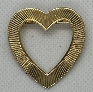 Broche vintage texturizado con pin de corazón tono dorado amor - Imagen 1 de 4