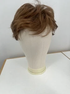 Paula Young Perücke A6053 Waage Farbe #27 hell kastanienbraun - Neu mit Etikett - Bild 1 von 8