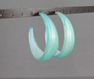 Pendientes de aro de plástico turquesa 2 1/8" de ancho pendientes de aro grandes a rayas Foto 1 de 4