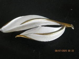 VINTAGE SARAH COVENTRY WHITE ENAMEL LEAF BROOCH ELEGANT - Picture 1 of 3