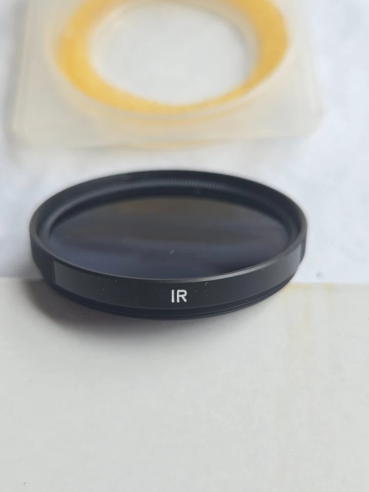 Original Leica 39mm Infrared (IR) Filter E39 Black in Excellent Condition - Image 1 of 4