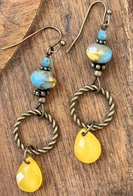 Pendientes colgantes de cuentas Picasso de bronce, amarillo y turquesa. Foto 1 de 3