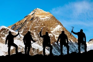 Estampado de arte en pared para el hogar - Póster de aventura vintage - SILUETAS DE MONTAJE EVEREST - A4 - A1 - Imagen 1 de 1