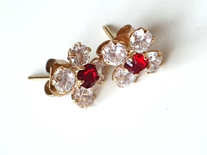 18ct Yellow Gold Stud Earrings 750 not 9k gold  - Picture 1 of 6
