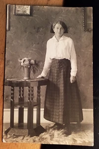 Mannheim - 1917 - stehende junge Frau - Kulisse / Foto - Bild 1 von 2