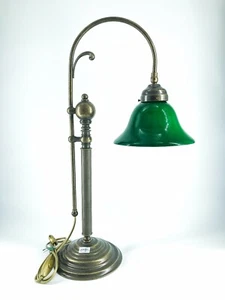 Lampada da tavolo ufficio scrivania in ottone e vetro verde banchiere e ricciol - Foto 1 di 2