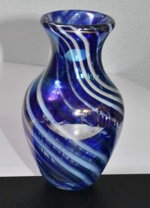 Vaso in vetro artistico a vortice blu iridescente mt. St. Helens MSH 1985 Ash Roger Vines 5" - Foto 1 di 4