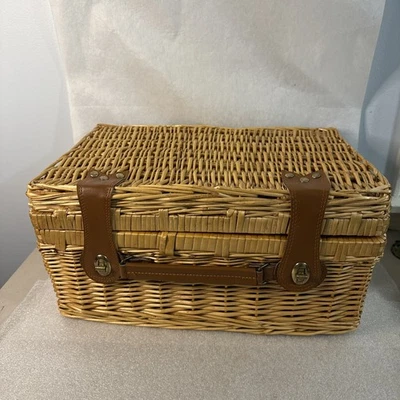 Cesta de picnic vintage de mimbre vacía Foto 1 de 4