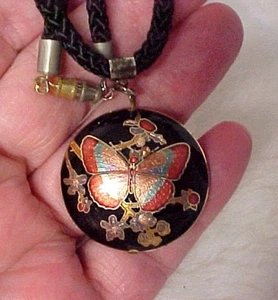 Collar Vintage Tono Dorado Hinchado 2 Caras Cloisonne Esmalte Mariposa Negro Plata - Imagen 1 de 8