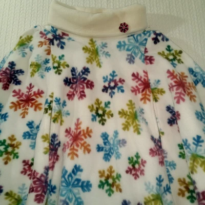 Poncho de niña hecho a mano copos de nieve muy suave talla 8/10 aberturas delanteras para manos Foto 1 de 4