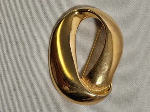 Spilla vintage unica ovale tono oro non marcata chiusura funzionante - Foto 1 di 6