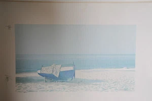 LITOGRAFIA NUMERATA 1/100 DI VANN/ VARR/ VAUR? - SPIAGGIA CON BARCA - Foto 1 di 4