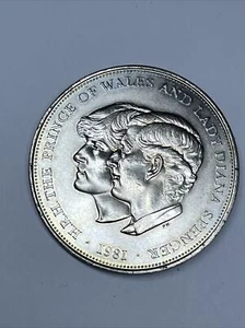 1981 Prince of Wales and Lady Diana Spencer COMMEMORATIVE COIN - Picture 1 of 2