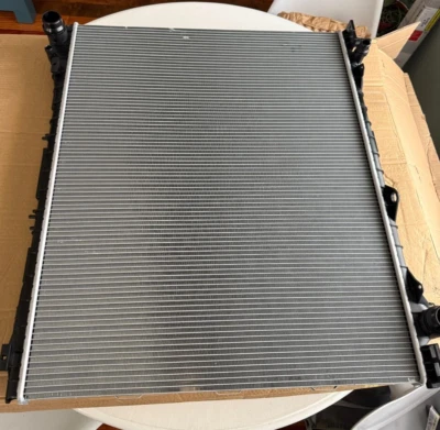 Radiador Range Rover / Sport / Discovery Land Rover LR062425 2016-2020 fabricante de equipamento original - Imagem 1 de 4