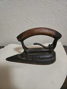 ANTICO MANICOTTO IN GHISA TRISTE FERRO G.H. BREVETTO SUPERIORE 1895 CADUTE DI CHAGRIN OH - Foto 1 di 7