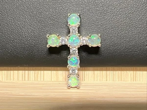 Colgante cruzado de diamantes y ópalo de 2,75 quilates con superposición de oro de 18 k - Imagen 1 de 5