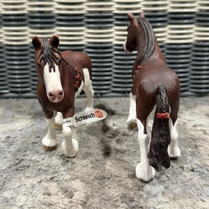 SCHLEICH PFERD Clydesdale Weihnachtsstute Figur #13809 braun / weiß rote Schleifen - Bild 1 von 17