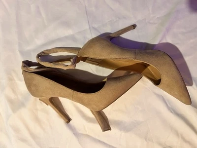 Zapatos de salón Express con corbata al tobillo gamuza tostado para mujer talla 6 Foto 1 de 4