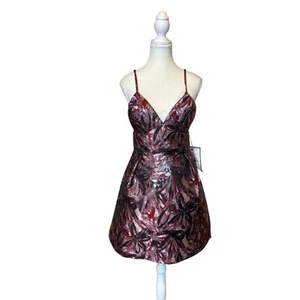 Laundry by Shelli Segal | Vestido ajustado y acampanado con cuello en V floral borgoña | 4 - Imagen 1 de 14