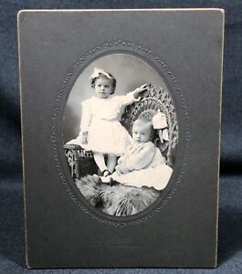 Photo ancienne montée en carton deux petites filles en osier blanc chaise photo