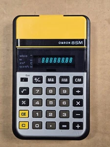 OMRON 8SM Calcolatrice Tascabile Vintage - Giallo - Perfettamente Funzionante - Foto 1 di 4