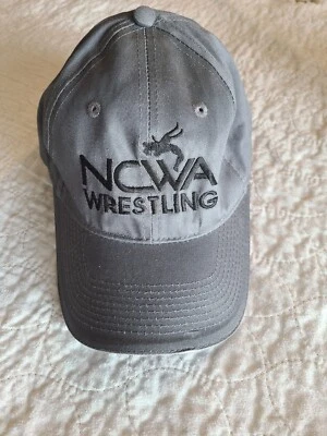 NCWA Wrestling ropa personalizada, correa trasera ajustable, gorra negra sobre gris, nueva con etiquetas Foto 1 de 3