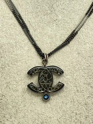 Colar CHANEL marca coco pérola aço inoxidável preto com top feminino usado - Imagem 1 de 4