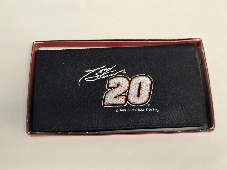Tony Stewart #20 Nascar Chequera Cubierta Bordada Cuero Negro Rico Nuevo de Lote Antiguo Foto 1 de 4
