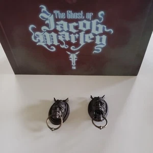 Mythic Legions Obscura Jacob Marley Door Knocker Set ONLY Retailer EX 2024 - Foto 1 di 1