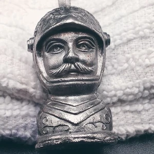 VINTAGE RITTER METALL WEINFLASCHENVERSCHLUSS / SCHACHFIGUR  - Bild 1 von 8