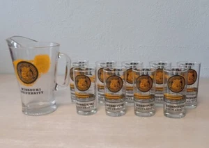 Jarra de cerveza vintage 1971 de la Universidad de Missouri con 9 vasos calendario de fútbol americano - Imagen 1 de 19