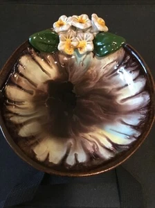 Plato de cerámica de mayólica esmaltada por goteo hecho en Austria de colección con flores blancas 6,5”D - Imagen 1 de 8