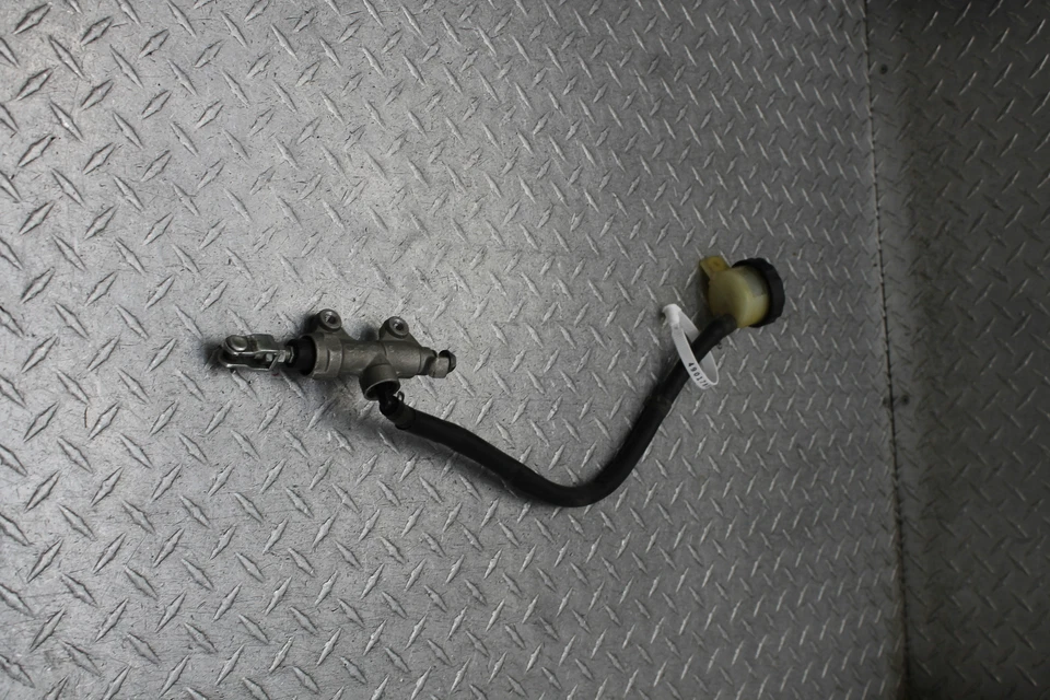 Kawasaki Ninja 650R Ex650A 2006 freno trasero cilindro maestro con depósito Foto 1 de 4