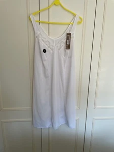 BNWT Marks & Spencer Cling Resistant Full Length White Lace trim Slip Size 18 - Picture 1 of 6