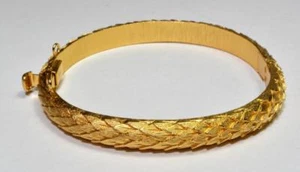 50s Firmato Trifari Crown Color Oro Foglia Testurizzati 5.4cm x 5.2cm Cerniera - Foto 1 di 3