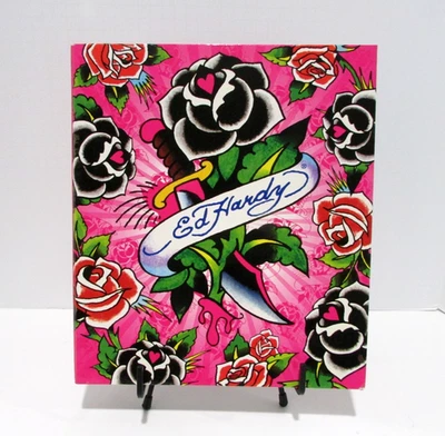 Lisa Frank Ed Hardy Carpeta de 3 Anillos Rosa Negra Daga Colaboración Y2K De Colección NUEVO Foto 1 de 4