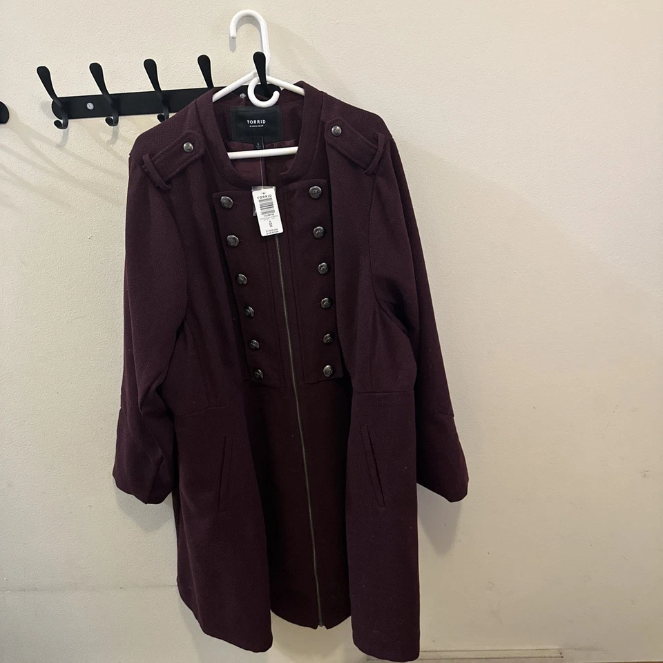 Nuevo con etiquetas Abrigo Largo Tórrido Talla 6 Estilo Militar Granate $118.90 Foto 1 de 4