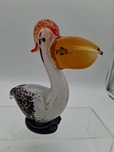 Mundgeblasener Kunstglas gesprenkelter Pelikan mit Fisch im Schnabel 7,25" hoch Skulptur/Figur - Bild 1 von 5