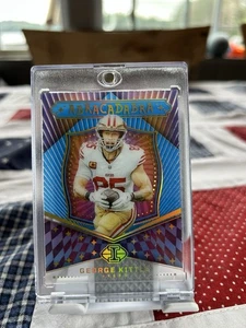 2024 Panini Illusioni - Abracadabra George Kittle #18 Azzurro /299 - Foto 1 di 2